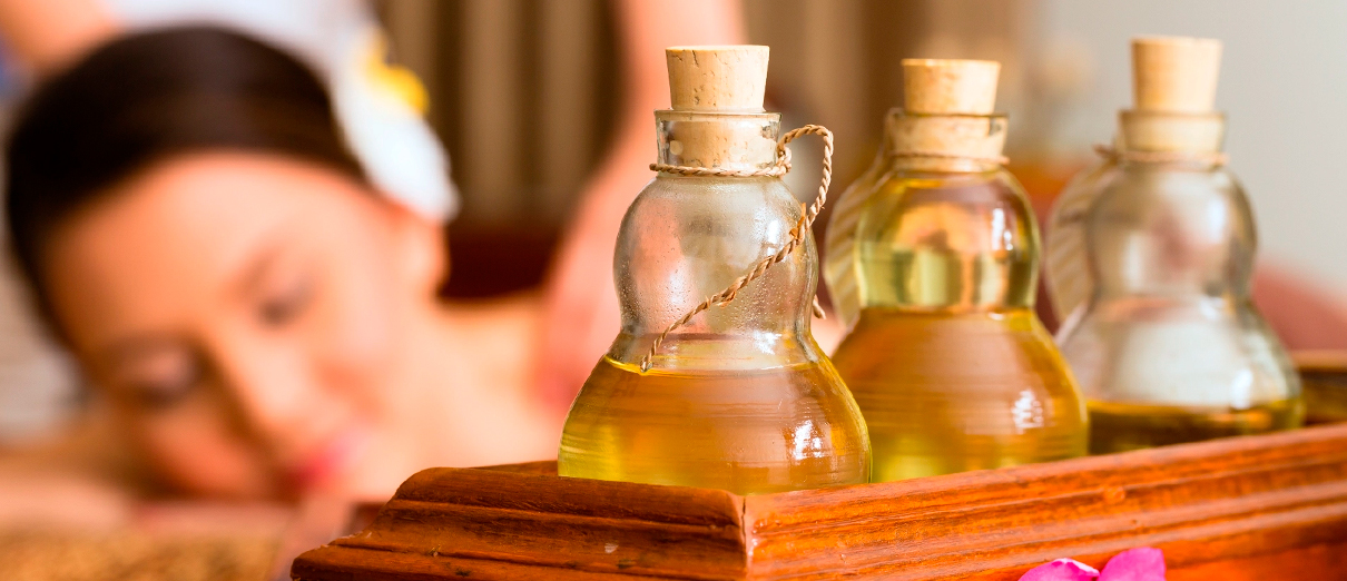 Dar masajes eróticos con aceites aromáticos